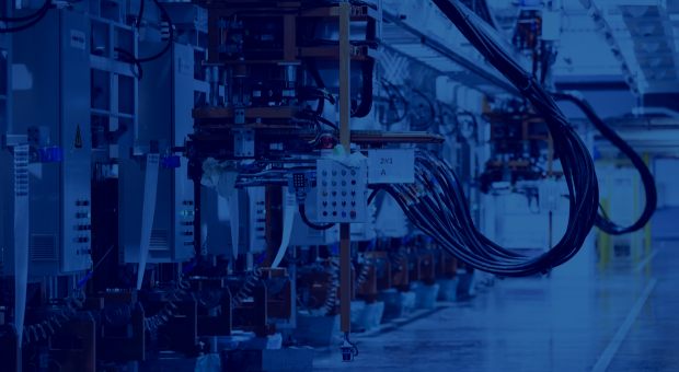 Painel elétrico industrial com cabeamento e automação